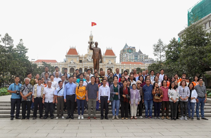 Văn nghệ sĩ tiêu biểu tham quan các công trình trọng điểm TP.HCM - Ảnh 1. Văn nghệ sĩ tiêu biểu tham quan các công trình trọng điểm TP.HCM - Ảnh 1.