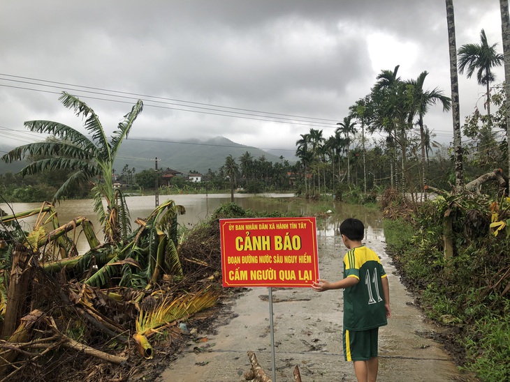 Không dừng xe dù có biển cảnh báo ngập nước, một người bị lũ cuốn mất tích - Ảnh 1.