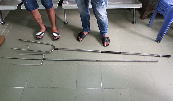 Tạm giữ 2 nghi phạm trong nhóm tấn công người đàn ông đang ngồi trước nhà - Ảnh 1. Tạm giữ 2 nghi phạm trong nhóm tấn công người đàn ông đang ngồi trước nhà - Ảnh 1.