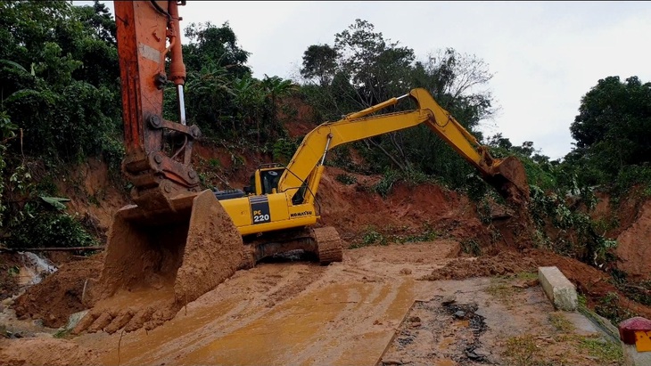 Cấm đường theo giờ trên đường Hồ Chí Minh nhánh tây để tránh sạt lở - Ảnh 1.