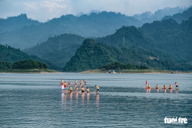 Nhiều hãng lữ hành phương Nam vỡ òa trước vẻ đẹp của Phia Oắc, Na Hang... - Ảnh 1.