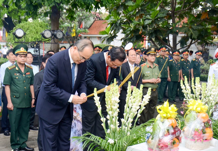 Lãnh đạo TP.HCM dâng hương tưởng niệm cố Chủ tịch nước, đại tướng Lê Đức Anh - Ảnh 2.