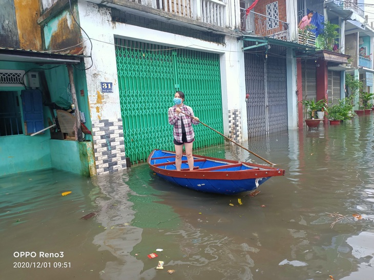 Mưa lớn, hồ xả lũ, một số khu vực tại Tam Kỳ ngập nặng, dân dùng thuyền đi lại - Ảnh 4.