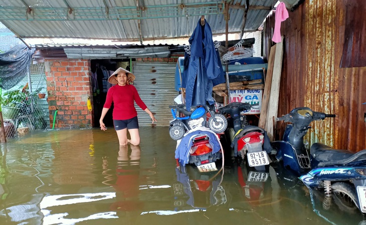 Mưa lớn, hồ xả lũ, một số khu vực tại Tam Kỳ ngập nặng, dân dùng thuyền đi lại - Ảnh 2.