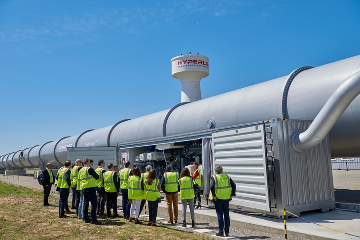 Tàu siêu tốc Hyperloop chạy cả ngàn km/h liệu có thực tế? - Ảnh 1.