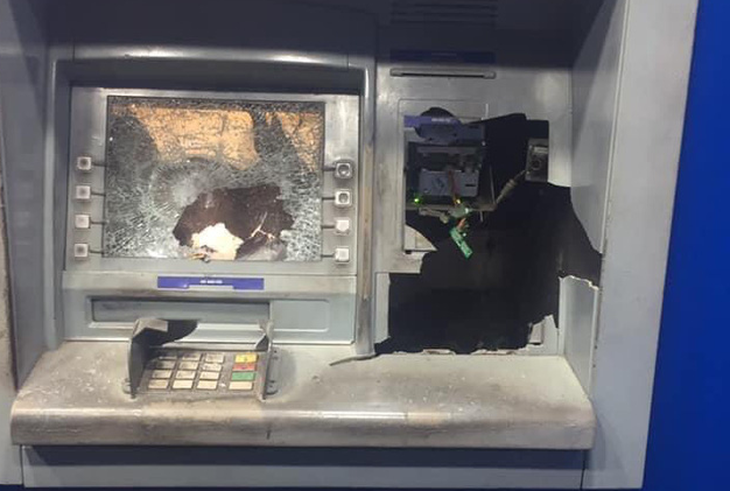 Bị trừ tài khoản nhưng không nhận được tiền, lấy búa đập bể trụ ATM để minh oan với vợ - Ảnh 1. Bị trừ tài khoản nhưng không nhận được tiền, lấy búa đập bể trụ ATM để minh oan với vợ - Ảnh 1.