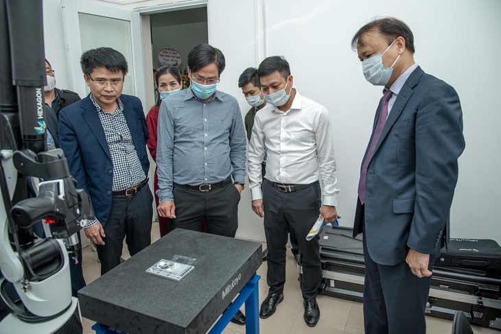 Doanh nghiệp gặp khó khi tự bơi - Ảnh 1. Doanh nghiệp gặp khó khi tự bơi - Ảnh 1.