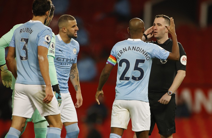 ‘Man đỏ’ và ‘Man xanh’ bất phân thắng bại tại Old Trafford - Ảnh 3.