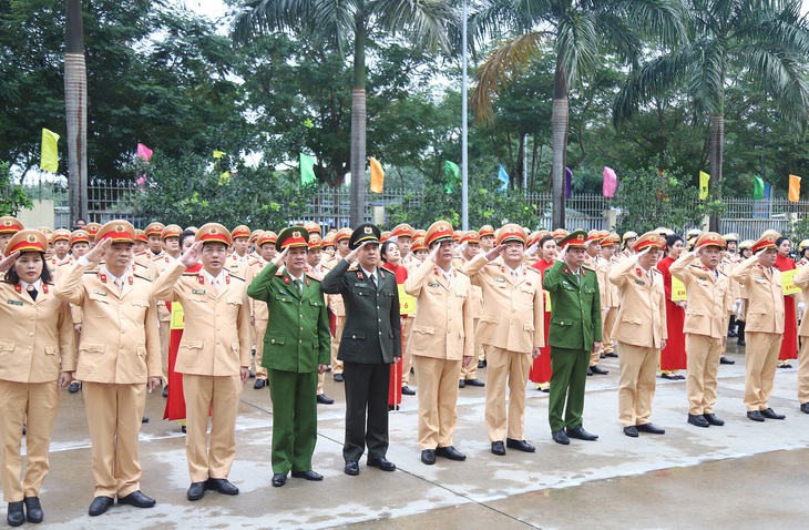 Cảnh sát giao thông ra quân tuần tra, trấn áp tội phạm - Ảnh 1.