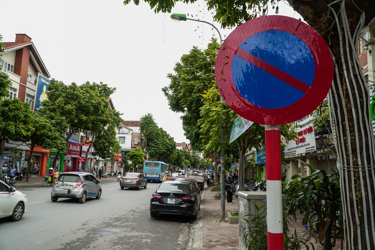 Bị dán thông báo phạt nguội trên kính, nhiều chủ ôtô ngỡ ngàng - Ảnh 2.