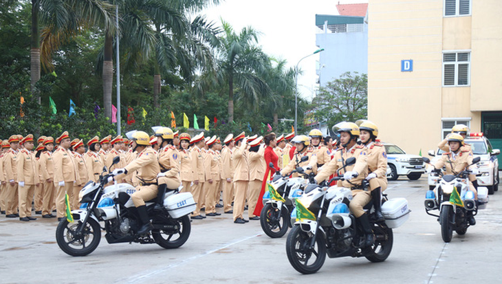 Cảnh sát giao thông ra quân tuần tra, trấn áp tội phạm - Ảnh 3.