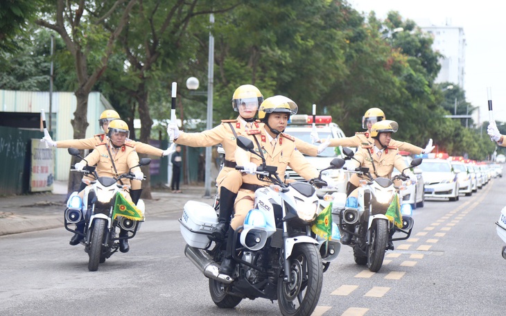 Cảnh sát giao thông ra quân tuần tra, trấn áp tội phạm