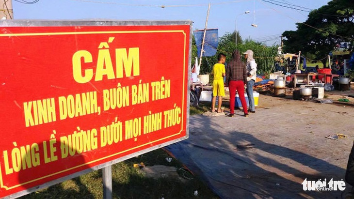 Bắt nhóm thu tiền bảo kê hàng rong trước bệnh viện lớn nhất Nghệ An - Ảnh 1.