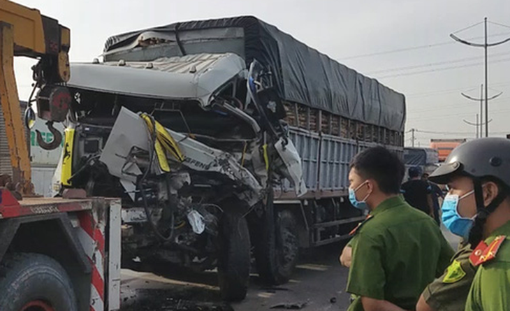 Tông thẳng vô rơmoóc trong đêm ở Bình Chánh, xe tải nát đầu, tài xế tử vong - Ảnh 1.