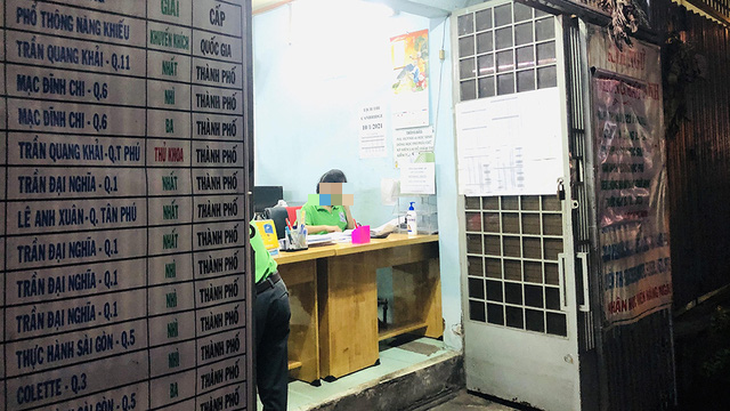Cận kề thi học kỳ, nhộn nhịp đưa con đi bùa điểm - Ảnh 3. Cận kề thi học kỳ, nhộn nhịp đưa con đi bùa điểm - Ảnh 3.