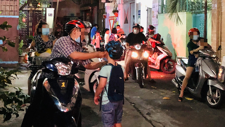 Cận kề thi học kỳ, nhộn nhịp đưa con đi bùa điểm - Ảnh 1. Cận kề thi học kỳ, nhộn nhịp đưa con đi bùa điểm - Ảnh 1.