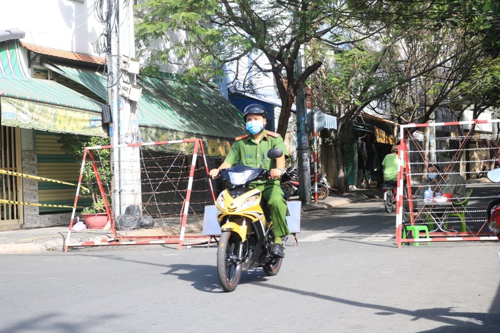 Thêm nhiều trường quận 6 cho học sinh nghỉ vì liên quan 3 ca COVID-19 - Ảnh 1.