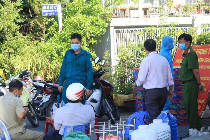 Lén lên tàu biển thăm người thân, một người ở TP.HCM bị cách ly 14 ngày - Ảnh 1.