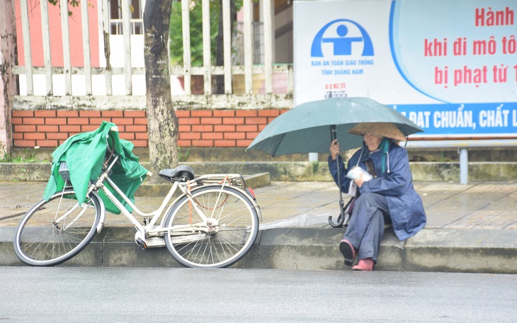 Những người già bán vé số đội mưa, co ro trong giá rét để mưu sinh