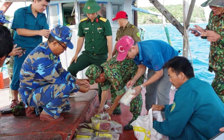 Phát hiện 10 gói hình chữa nhật nghi ma túy trôi dạt bờ biển - Ảnh 3.