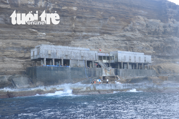 Trực thăng bay biển tìm kiếm 2 công nhân hải đăng Hòn Hải - Ảnh 1.