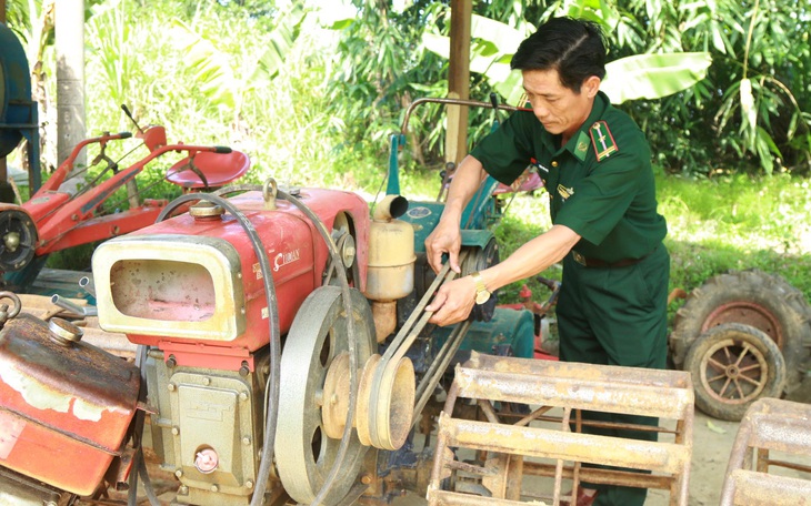 Lính biên phòng cầm cày giúp dân - Ảnh 2.