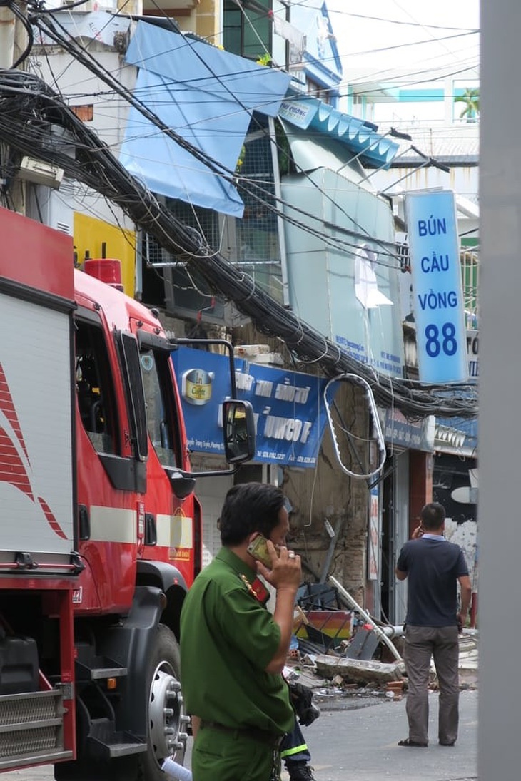 TP.HCM: Nổ nghi do bình ga ở quán bún, tường nhà vương vãi ra đường - Ảnh 5.