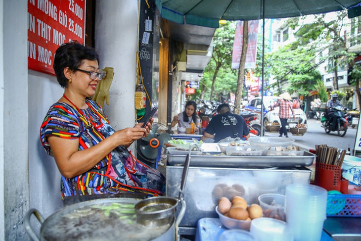 Những lưu ý khi lựa chọn smartphone cho người lớn tuổi - Ảnh 1. Những lưu ý khi lựa chọn smartphone cho người lớn tuổi - Ảnh 1.