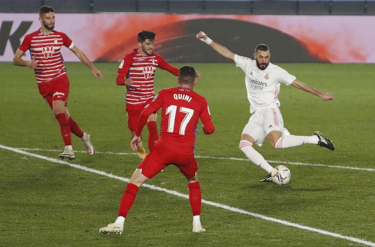 Đánh bại Granada, Real Madrid tiếp tục bằng điểm Atletico Madrid - Ảnh 3.