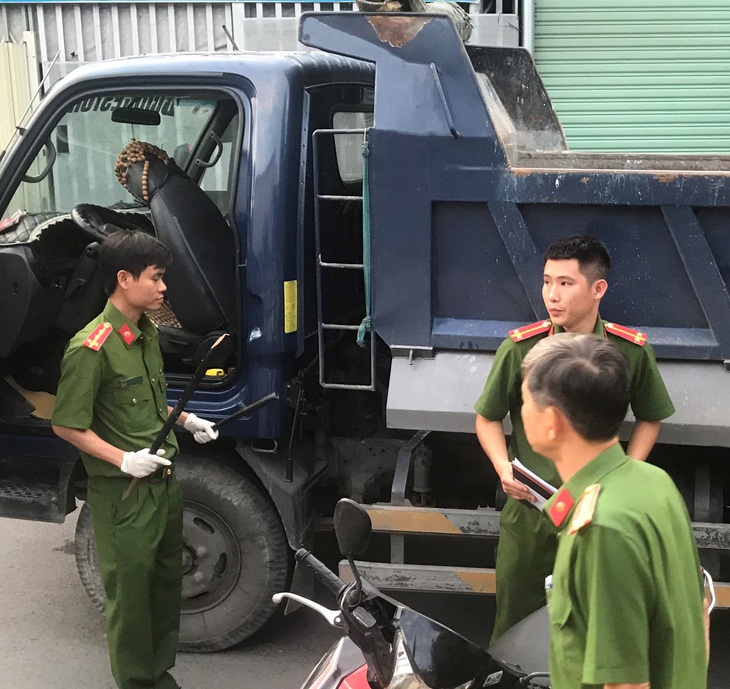 Bị tạt đầu, tài xế xe tải chặn và đánh chết tại chỗ người chạy xe máy - Ảnh 1.