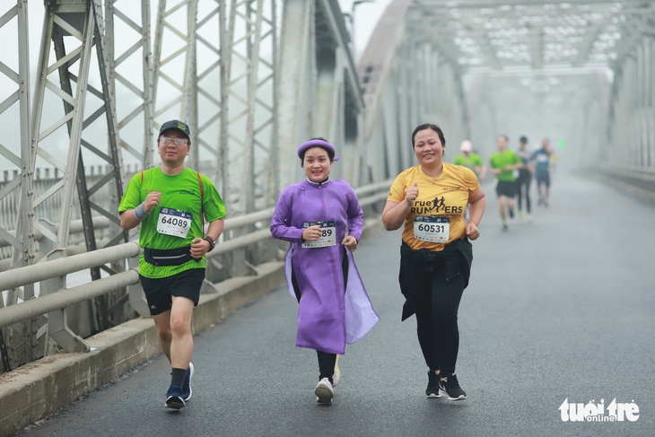 Mặc áo dài chạy marathon ở Huế: Có phi thể thao, có phản cảm? - Ảnh 2.