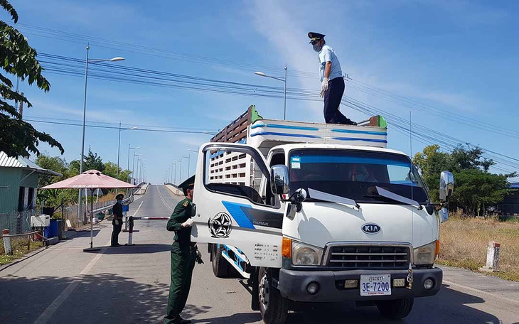 COVID-19 đè nặng vùng biên