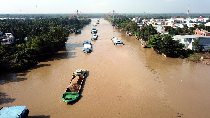 Đóng mới tàu, sà lan chở hàng hóa khu vực miền Tây tăng cao - Ảnh 1.