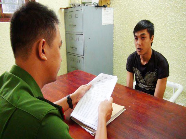 Vờ dẫn qua đường rồi cướp 600.000 của người đàn ông mù lấy tiền mua ma túy - Ảnh 1. Vờ dẫn qua đường rồi cướp 600.000 của người đàn ông mù lấy tiền mua ma túy - Ảnh 1.