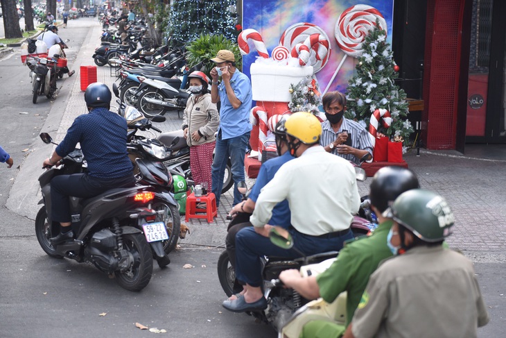 Tự tổ chức ăn uống trên vỉa hè rất dễ bị xử phạt nếu không có khẩu trang - Ảnh 1.