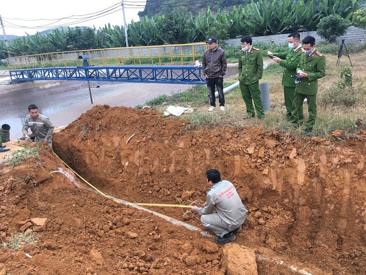 Cảnh sát môi trường lắc đầu với hệ thống ống ngầm xả nước thải vào hang ngầm - Ảnh 2.