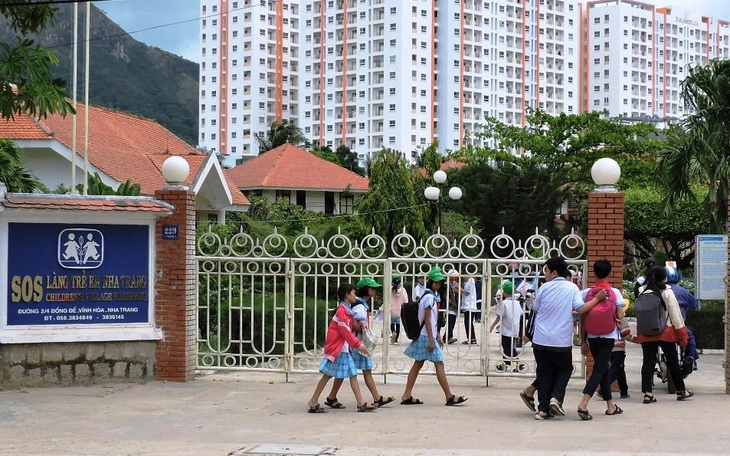 Tạm dừng tuyển sinh trường Hermann Gmeiner Nha Trang, sắp xếp gần 1.000 học sinh, giáo viên còn chờ tỉnh - Ảnh 3.