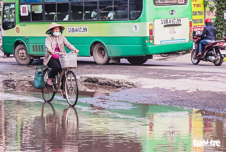 TP.HCM: tạm thời xử lý công trình giao thông bầy hầy trước tết - Ảnh 1.