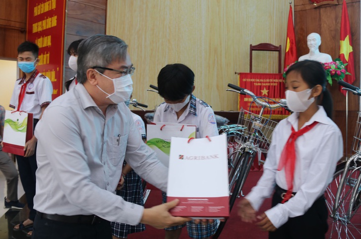 300 học sinh khó khăn Kiên Giang nhận học bổng ‘Gieo mầm tri thức’ - Ảnh 2.