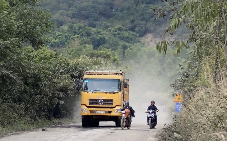 Xe quá tải phá nát đường, sở than khó xử lý vì 