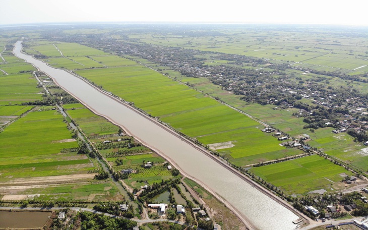 Nước mặn đã xâm nhập sâu 68km vào đất liền - Ảnh 1.