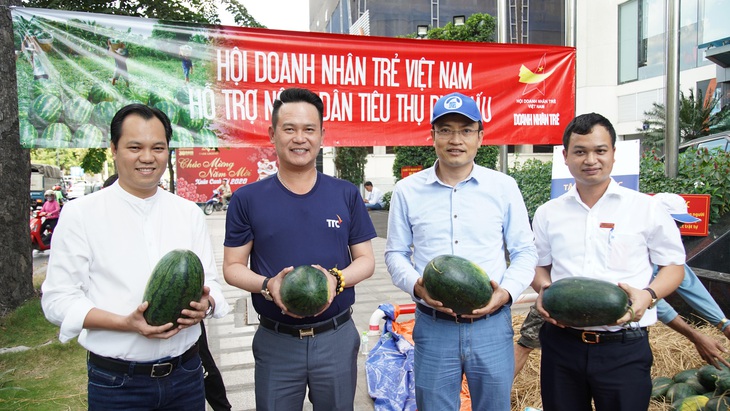 Hội Doanh nhân trẻ giải cứu 20 tấn dưa hấu cho nông dân, bán giá tùy tâm - Ảnh 1.