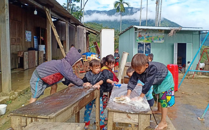 Cô trò điểm trường Tắk Pổ cùng nhau vệ sinh trường lớp