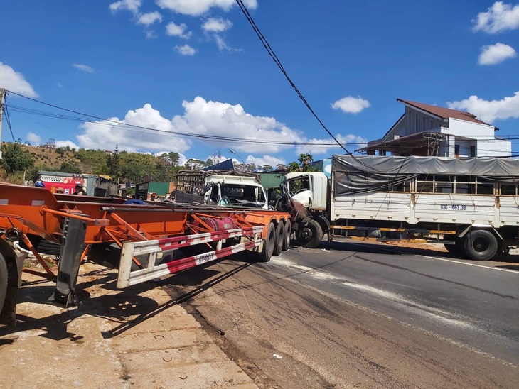 Xe đầu kéo bị tai nạn lật ven đường tiếp tục bị xe tải tông tiếp, quốc lộ 14 kẹt nhiều giờ - Ảnh 1.