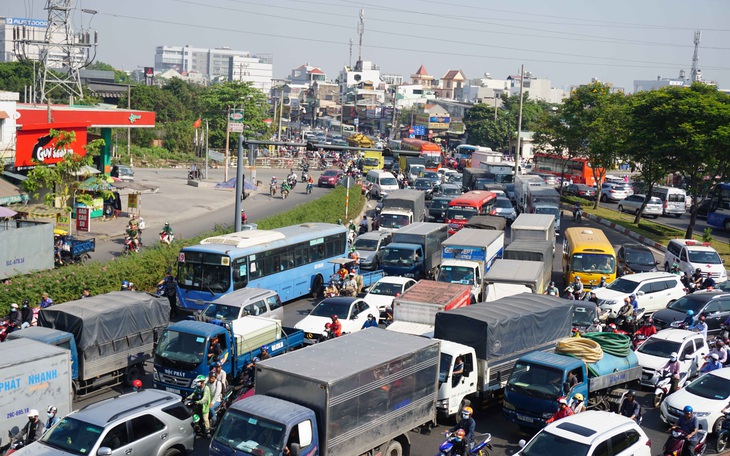 TP.HCM nên chuyển vận tải hàng hóa từ ngày sang đêm? - Ảnh 1.