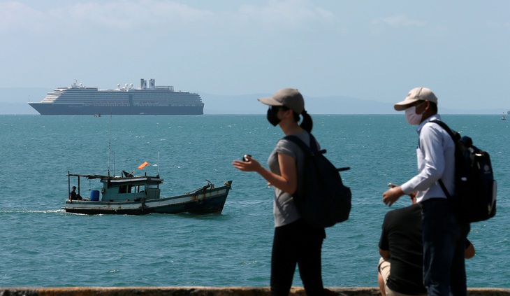 Dân Campuchia lo lắng vì du thuyền bị hắt hủi MS Westerdam cập cảng Sihanoukville - Ảnh 1.