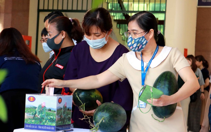 Ngân hàng chia khó với doanh nghiệp giữa vòng xoáy COVID-19 - Ảnh 1.