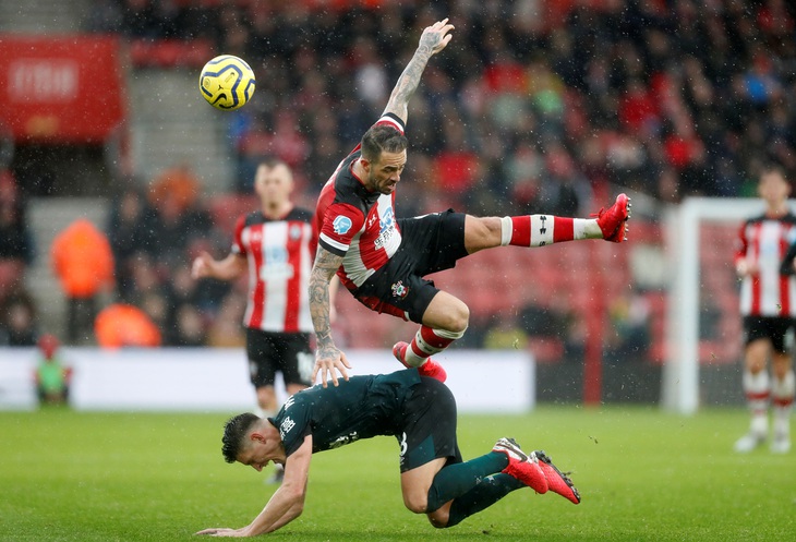 Danny Ings bị tố bán độ vì... né bóng để đội bạn có bàn thắng - Ảnh 1.