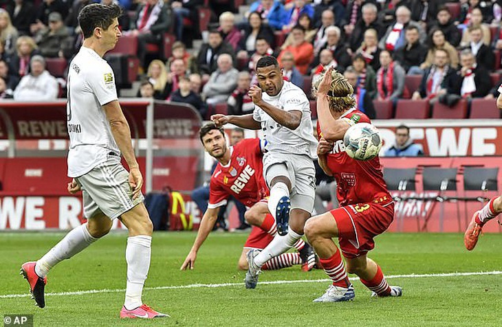 Đè bẹp Cologne, Bayern Munich trở lại ngôi đầu bảng - Ảnh 2.