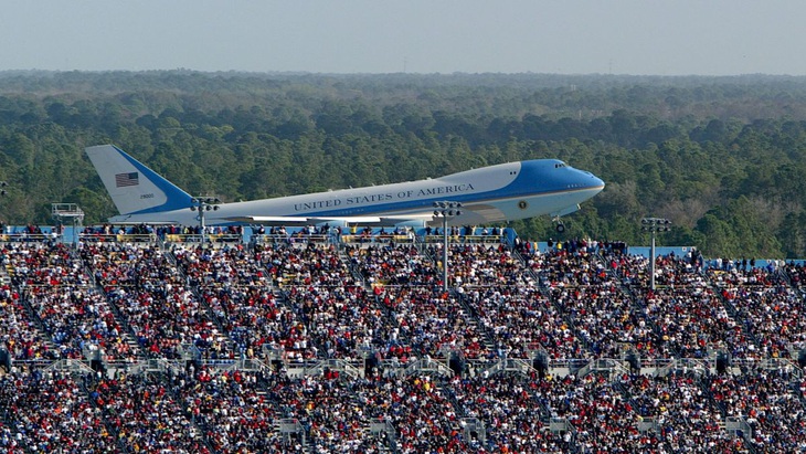 Team ông Trump xóa vội tấm hình Air Force One bị tố ‘sai thời điểm’ - Ảnh 1.